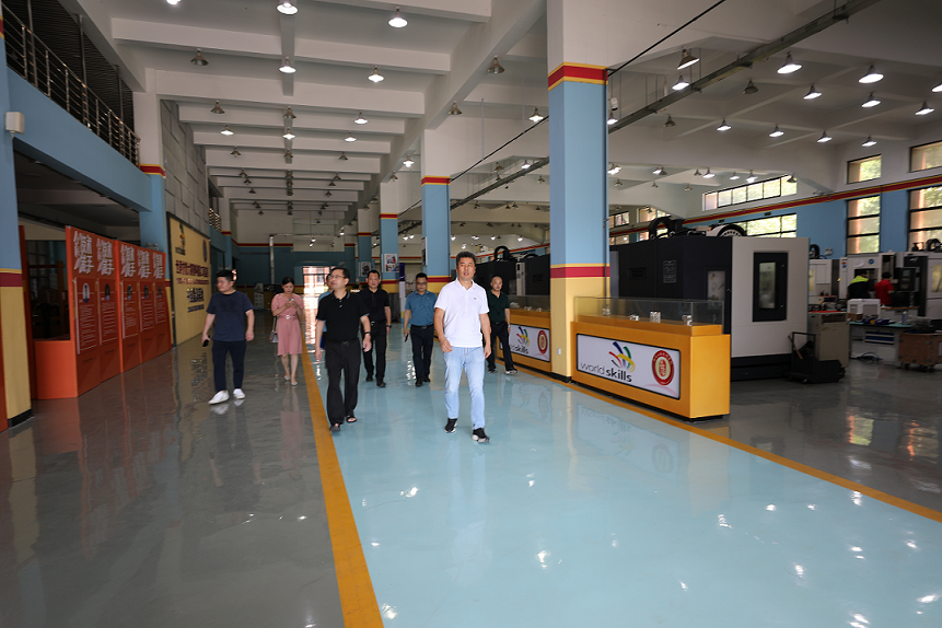 株洲市总工会副主席刘必林一行来明博网页版登录界面调研