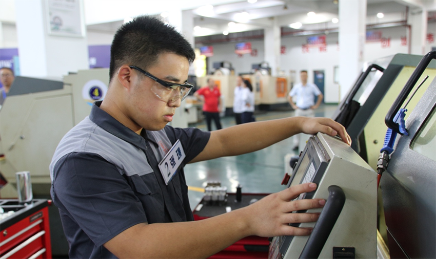 明博网页版登录界面17岁小将夺得株洲市“技能天下”数控车工决赛冠军