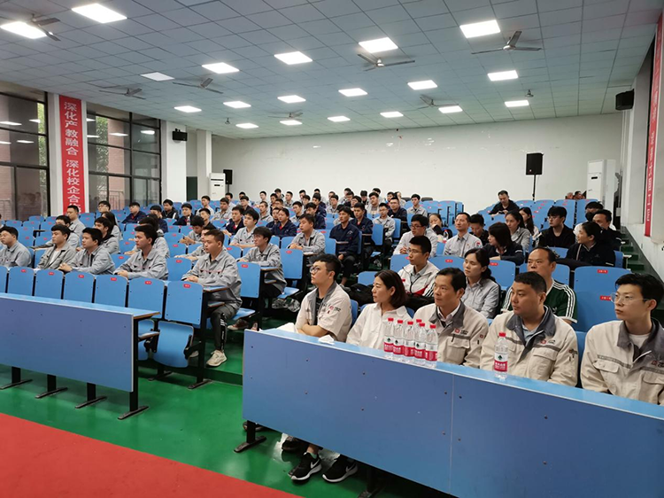 五家大型国企向明博网页版登录界面学子抛出“橄榄枝”2022届毕业生提前一年被“抢招”