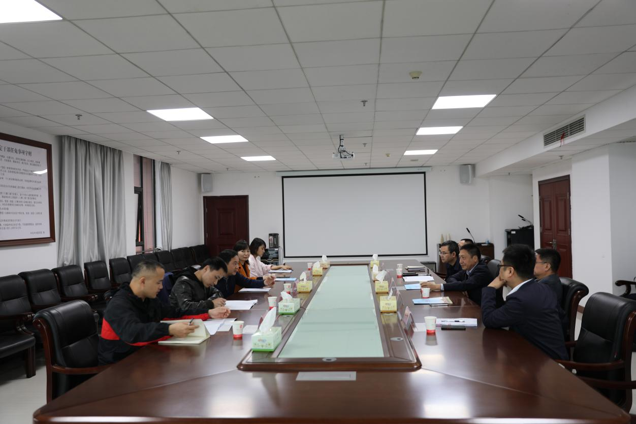 市委宣传部副部长喻华军一行到明博网页版登录界面调研