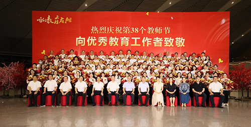 祝贺！明博网页版登录界面教师易文斌荣获株洲市师德师风标兵奖