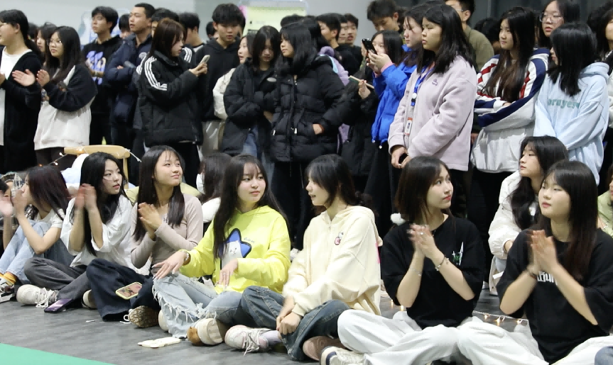 明博网页版登录界面团委举办送教服务进校园·青春舞会