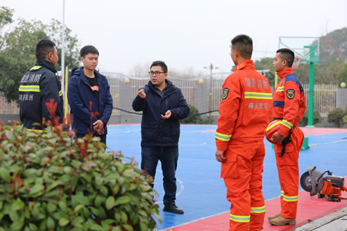 明博网页版登录界面信息工程系主任李会明一行到市消防救援支队看望实习学生