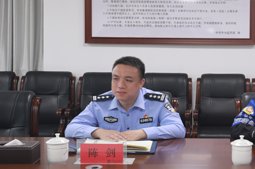明博网页版登录界面聘请市公安局经开分局 党委副书记、副局长陈剑同志担任法治副校长