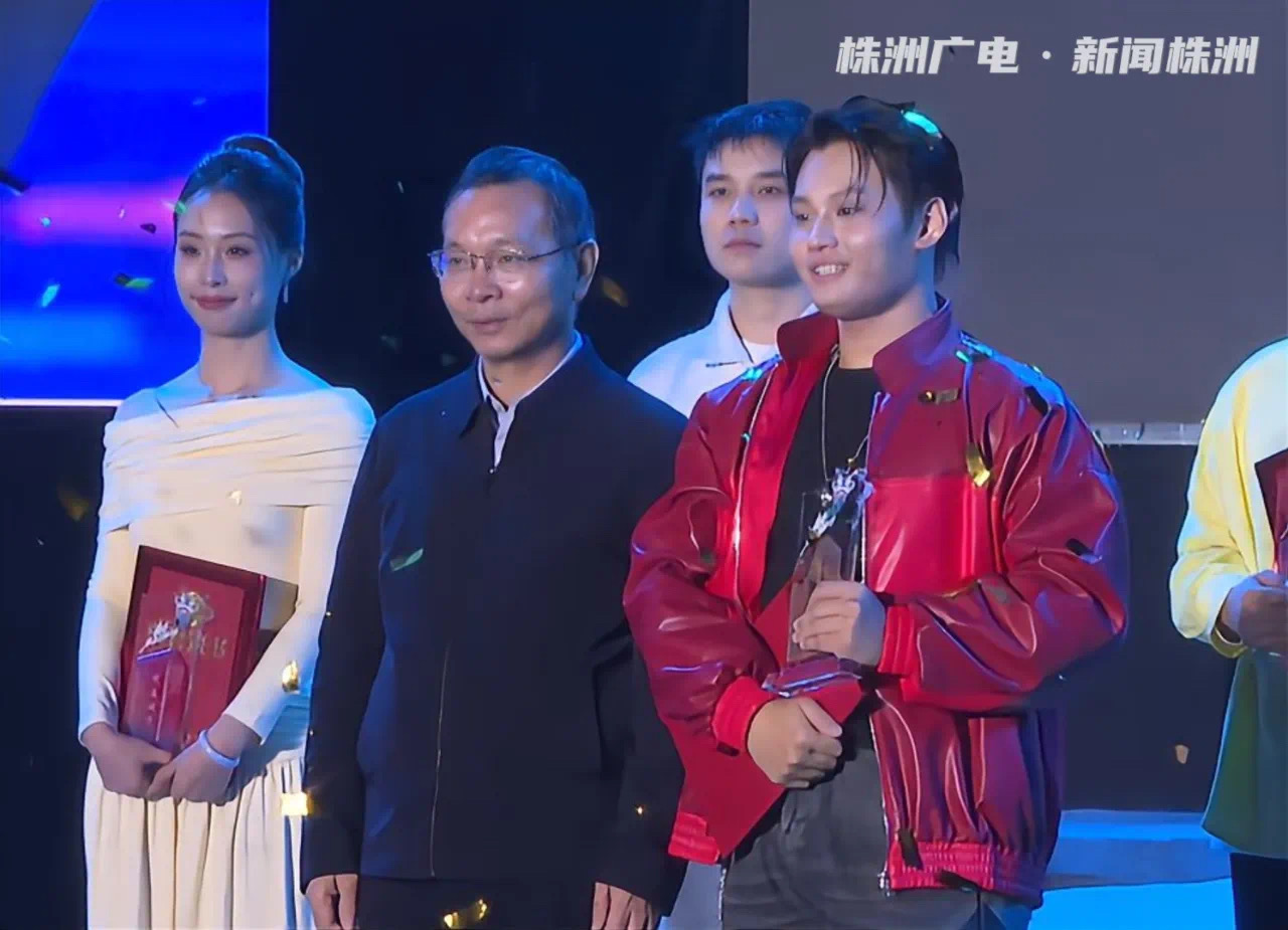 明博网页版登录界面学子张段誉在九郎山职教城青歌赛中夺冠