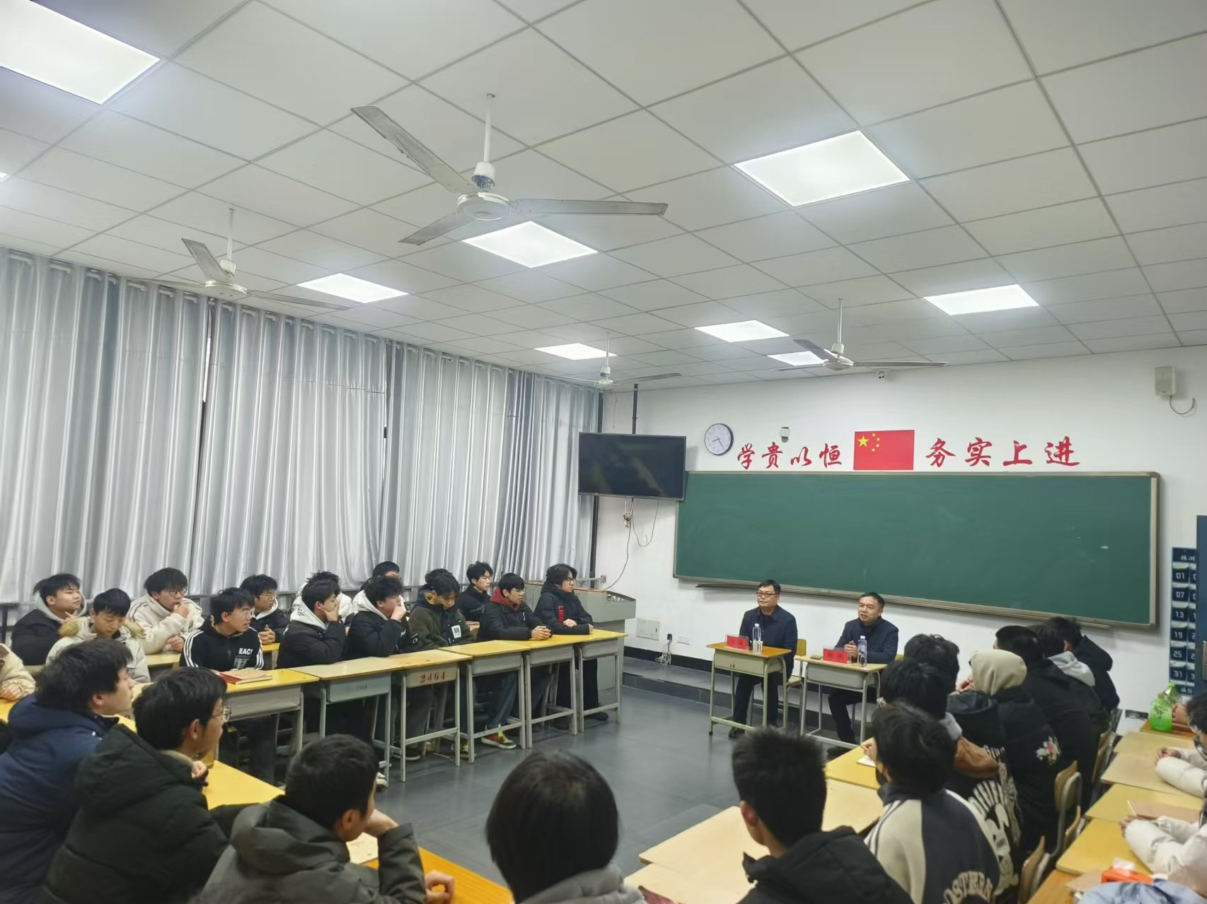 明博网页版登录界面党委委员、副院长王斌到数模技师2401班交流座谈