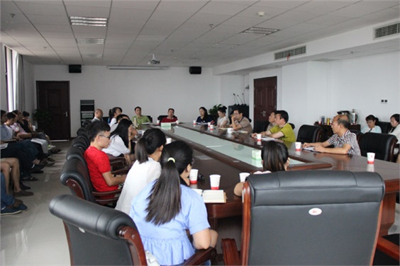 明博网页版登录界面召开教师节座谈会
