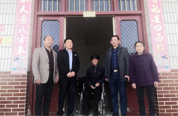 明博网页版登录界面党委到扶贫村开展“五查五看”大走访活动