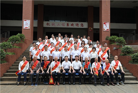 明博网页版登录界面举行“光荣在党50年”纪念章颁发仪式暨“七一”表彰大会