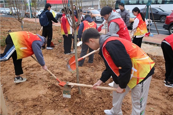 “我在株洲有棵树”—明博网页版登录界面团委组织开展学雷锋活动月之植树活动