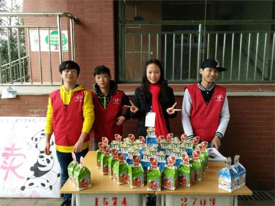 “苹果传递爱心，义卖接力希望” ——明博网页版登录界面青协举行苹果义卖募捐活动