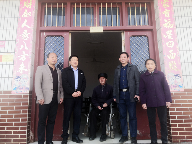 明博网页版登录界面党委到扶贫村开展“五查五看”大走访活动