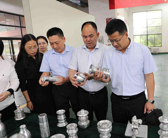 省委组织部干信处处长余前广一行来明博网页版登录界面调研座谈