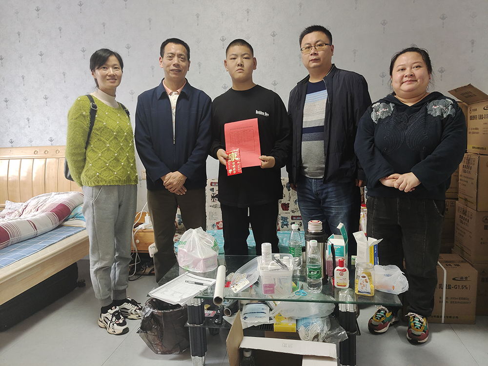 “我为师生办实事”——明博网页版登录界面建筑装饰系党支部帮扶身患重病的谢佳伟同学