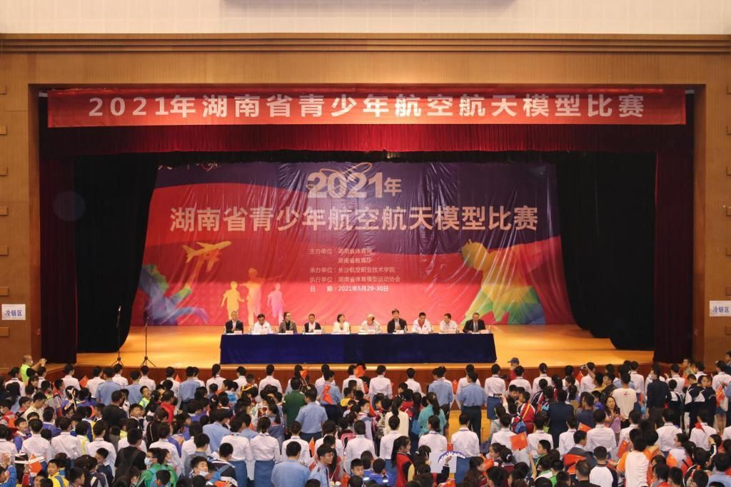 喜讯：明博网页版登录界面学生在湖南省青少年航空航天模型比赛中夺冠